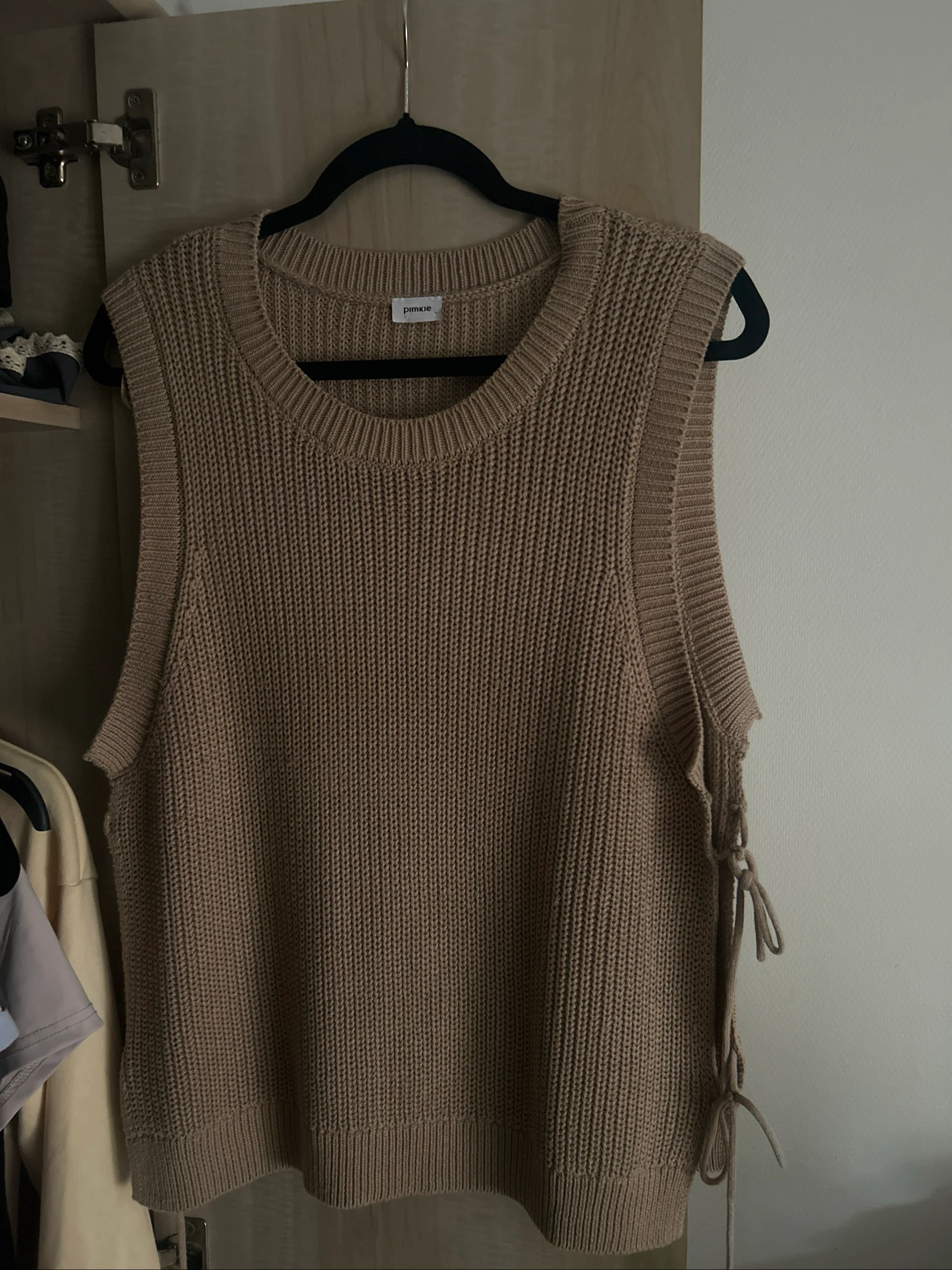 Sur pull en crochet beige